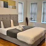 Stay Near Heathrow! Pristine, Convenient & Only 5 Mins To The Terminals