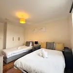 Stay Near Heathrow! Pristine, Convenient & Only 5 Mins To The Terminals