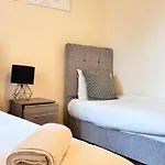 Stay Near Heathrow! Pristine, Convenient & Only 5 Mins To The Terminals