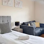 Stay Near Heathrow! Pristine, Convenient & Only 5 Mins To The Terminals