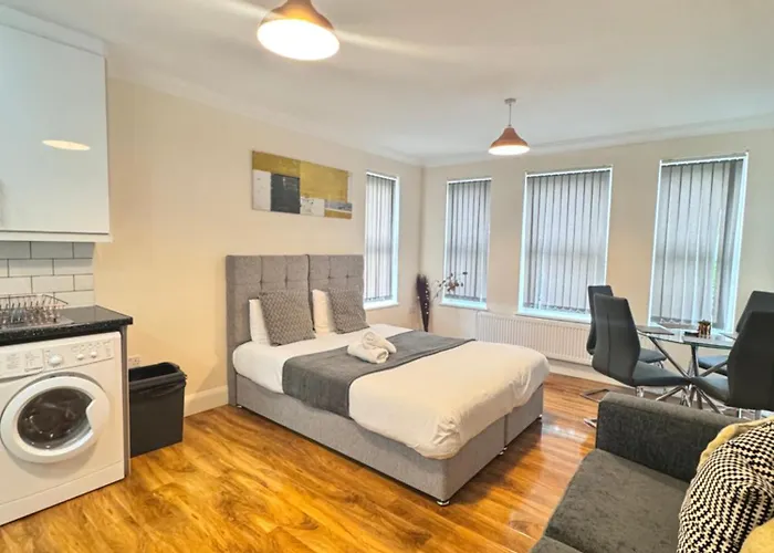 Stay Near Heathrow! Pristine, Convenient & Only 5 Mins To The Terminals