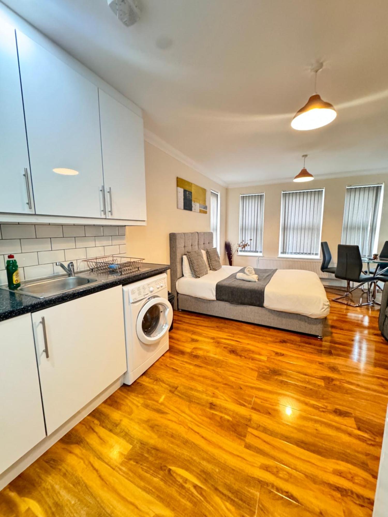 Near Heathrow! Pristine, Convenient & Only 5 Mins To The Terminals Homestay Staines-upon-Thames