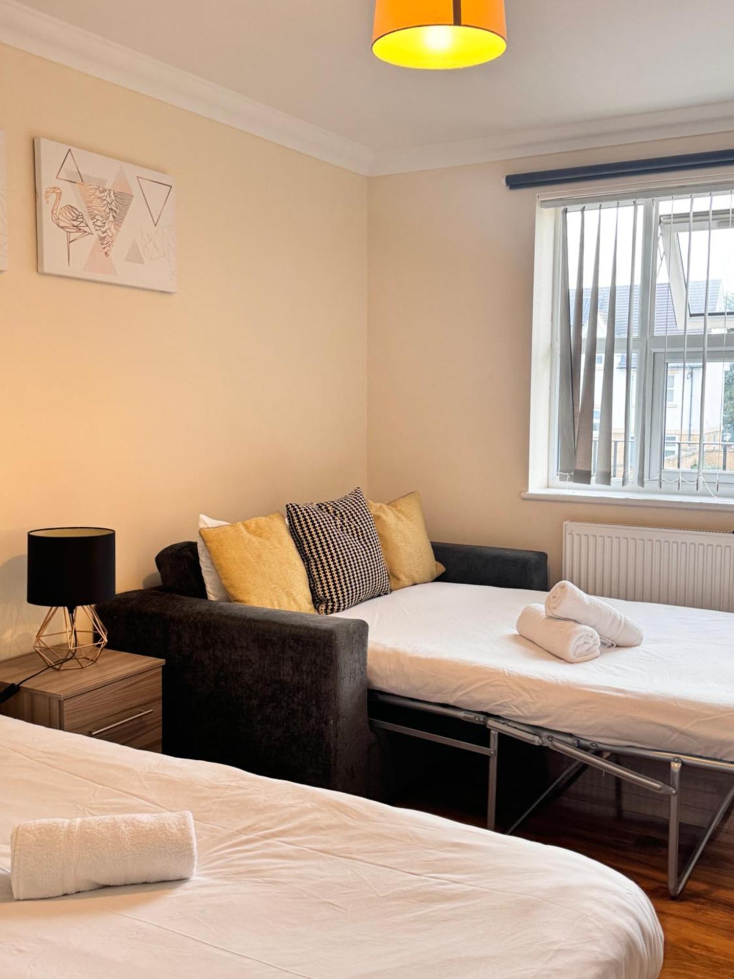 Near Heathrow! Pristine, Convenient & Only 5 Mins To The Terminals Homestay