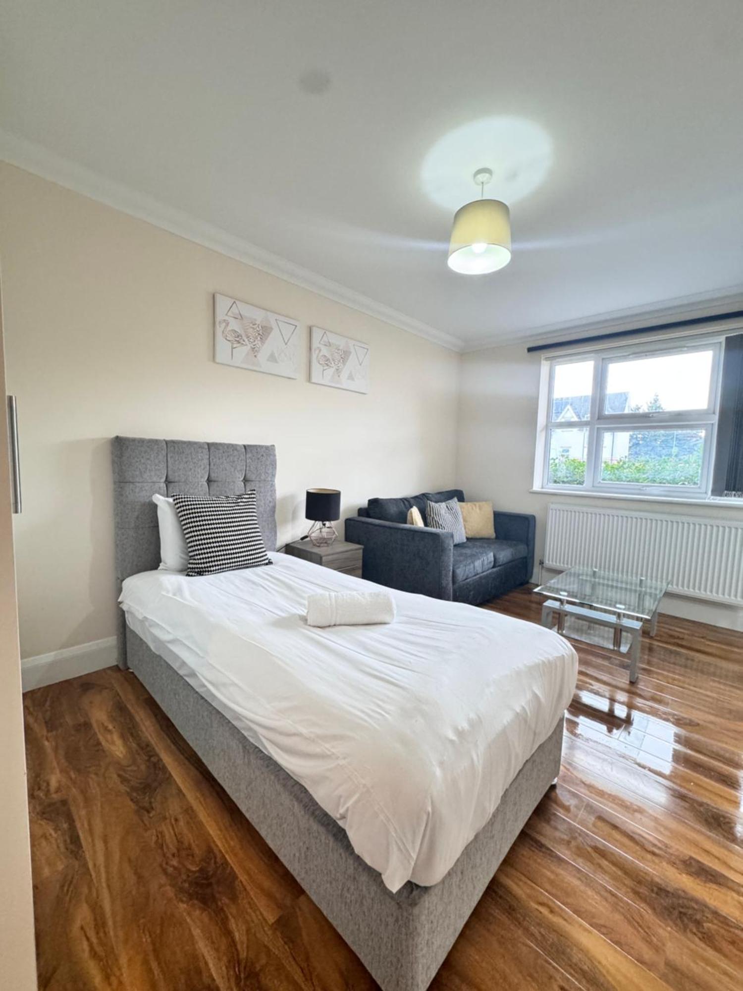 Homestay Near Heathrow! Pristine, Convenient & Only 5 Mins To The Terminals Staines-upon-Thames